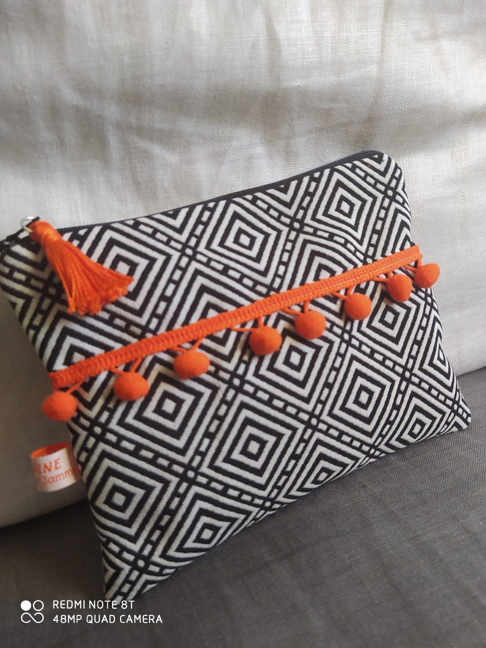 pochette pompon